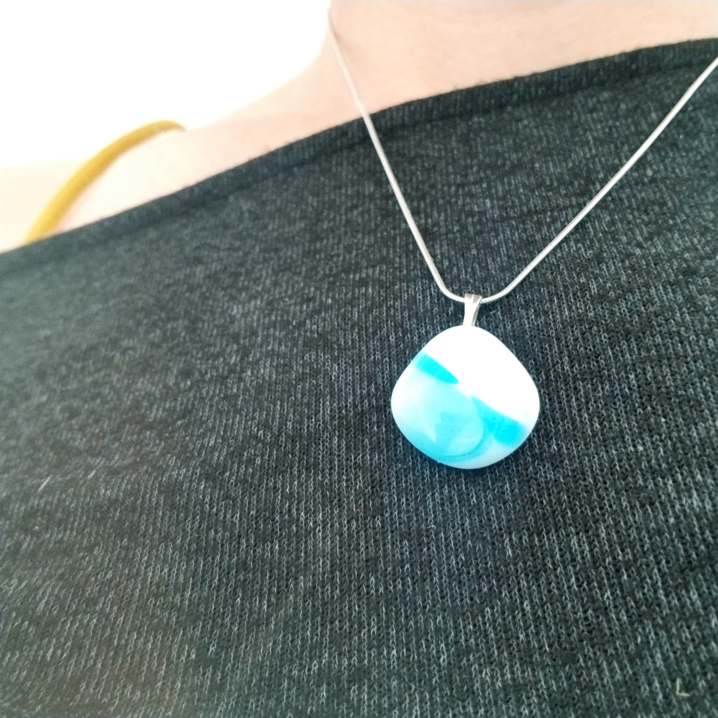 Collier Vintage Années 1980 - Grosses Perles Rectangles En Pâte De Verre Bleu Et Blanc - 50 Cm